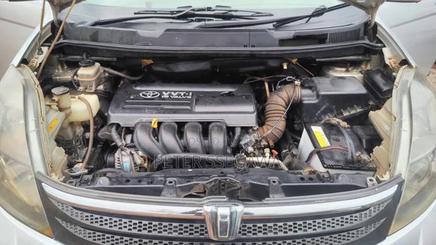 Toyota ISIS 2007 Silver