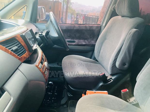 Toyota Noah 2005 Gold