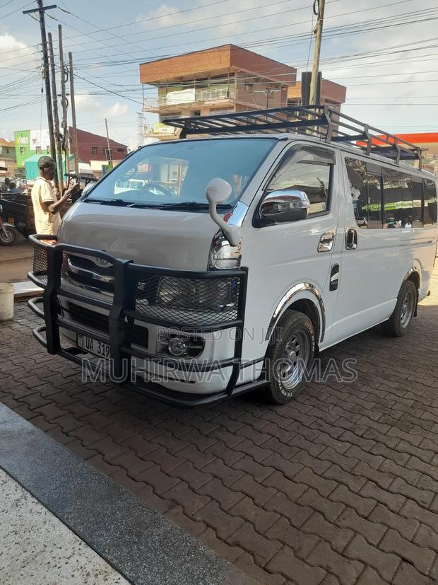 Toyota HiAce 220 2007 White