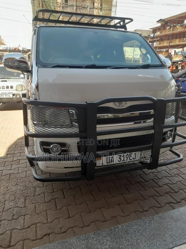 Toyota HiAce 220 2007 White