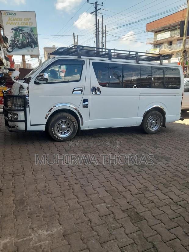 Toyota HiAce 220 2007 White