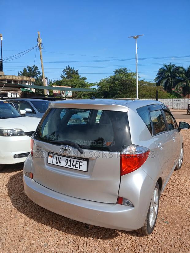 Toyota Ractis 1.3 FWD 2015 Silver