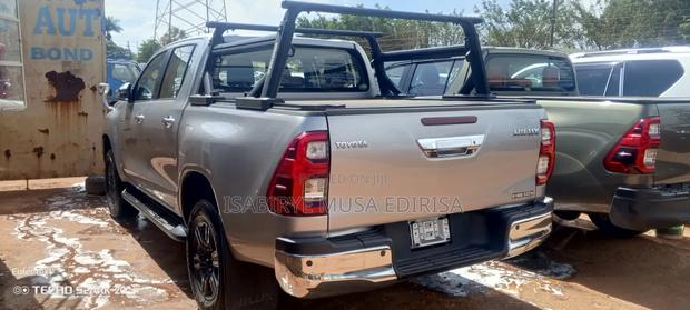 Toyota Hilux 2025 Silver