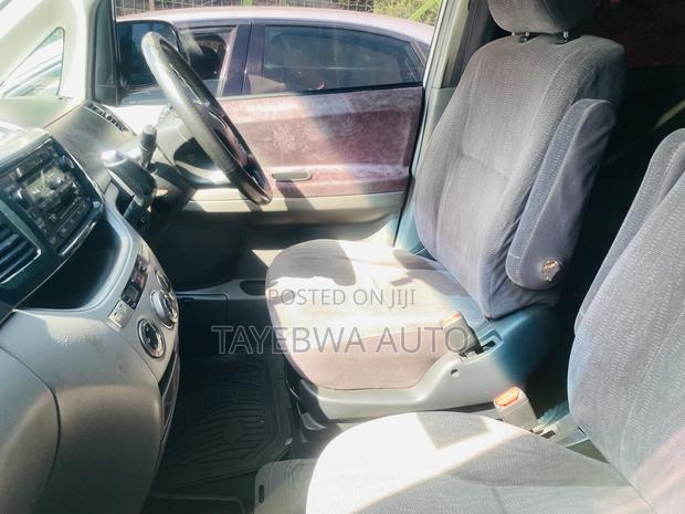 Toyota Noah 2003