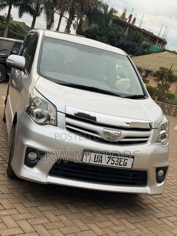 Toyota Noah 2013 Silver