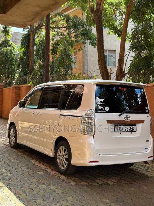Toyota Noah 2012 White