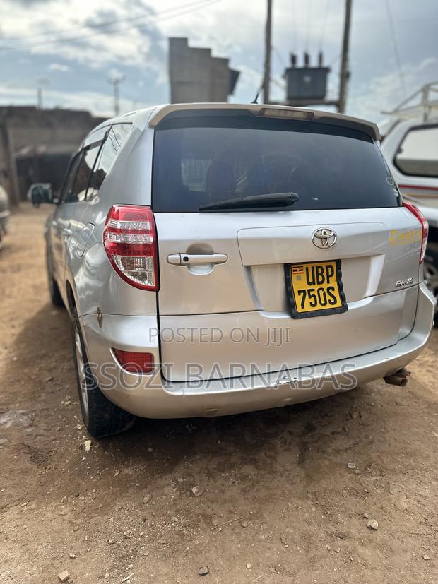 Toyota RAV4 2010 Silver