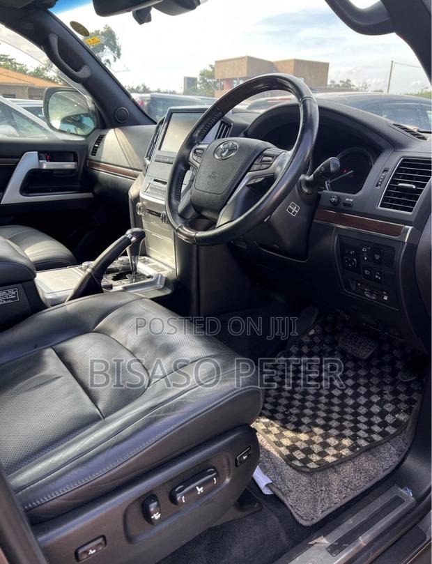 Toyota Land Cruiser 4.6 V8 ZX 2018 Gray