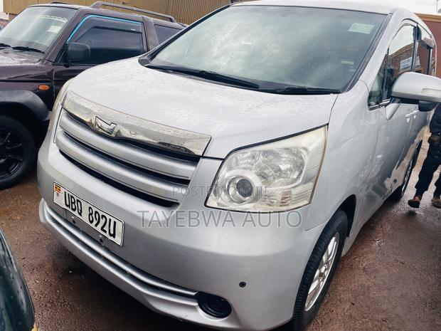 Toyota Noah 2010 Silver