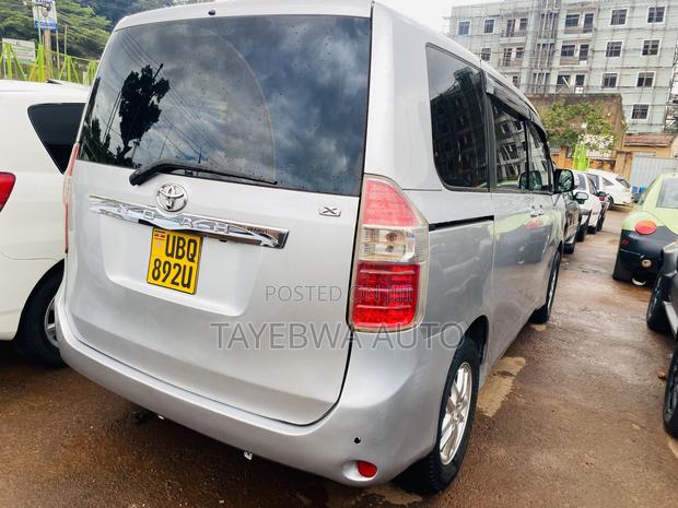 Toyota Noah 2010 Silver