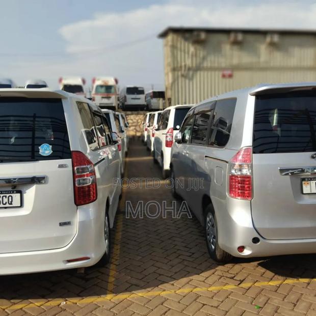 Toyota Noah 2.0 158hp FWD (7 Seater) 2012 White