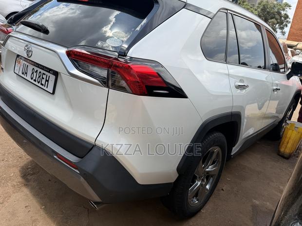Toyota RAV4 2021 White