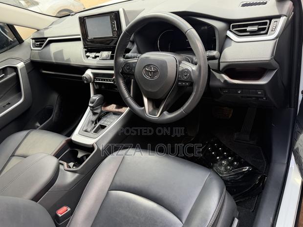 Toyota RAV4 2021 White