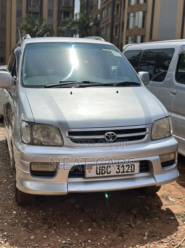 Toyota Noah 2002 Silver