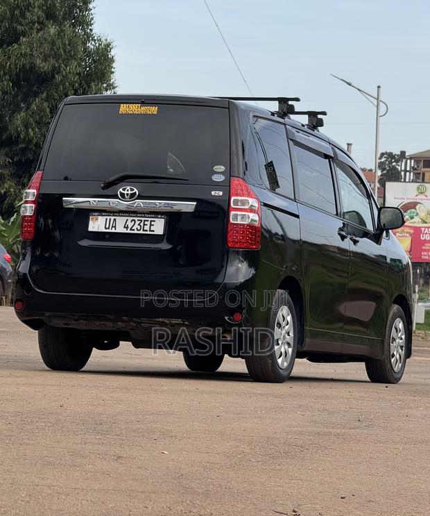 Toyota Noah 2.0 143hp FWD (7 Seater) 2012 Black