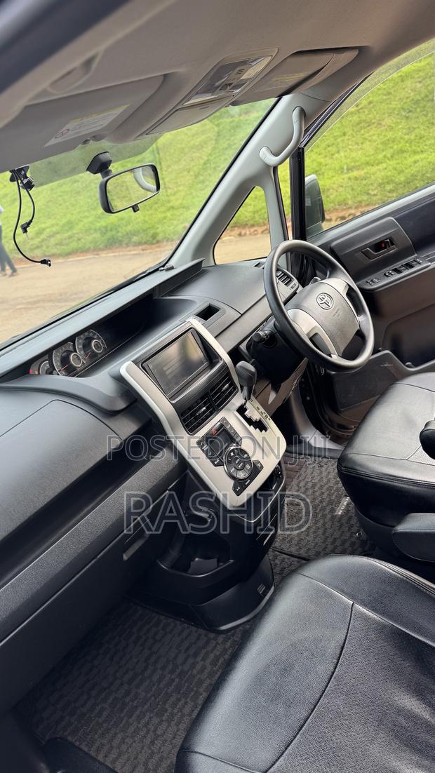 Toyota Noah 2.0 143hp FWD (7 Seater) 2012 Black