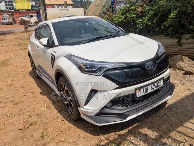Toyota C-HR XLE FWD Sport Utility (2.0L 4cyl 2AM) 2018 White