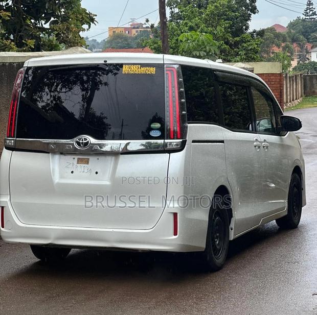 Toyota Noah 2.0 FWD (8 Seater) 2018 White