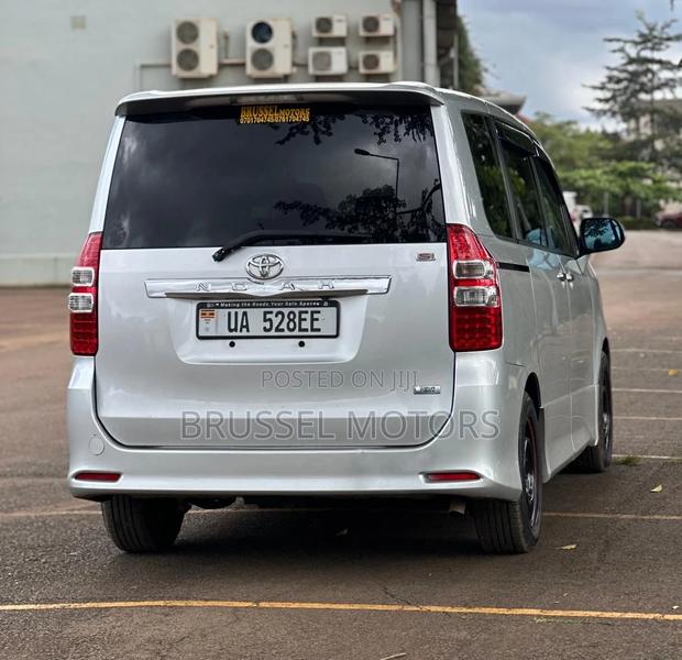 Toyota Noah 2.0 158hp FWD (7 Seater) 2012 Silver
