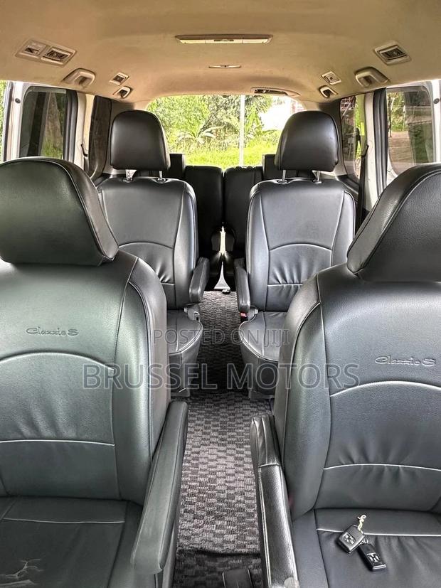 Toyota Noah 2.0 158hp FWD (7 Seater) 2012 Silver