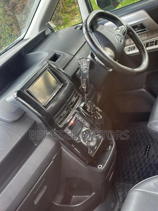 Toyota Noah 2.0 158hp FWD (7 Seater) 2012 Silver