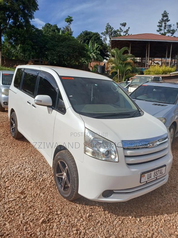 Toyota Noah 2.0 143hp AWD (7 Seater) 2009 White