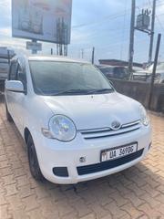 Toyota Sienta 2011 White for sale