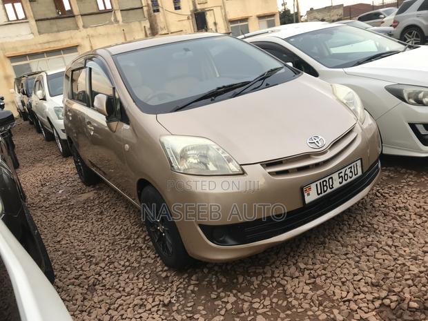 Toyota Passo Sette 2009 Gold