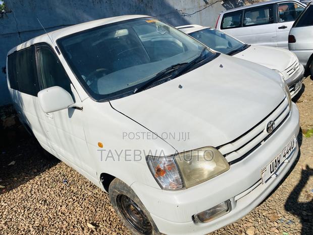 Toyota Noah 2001
