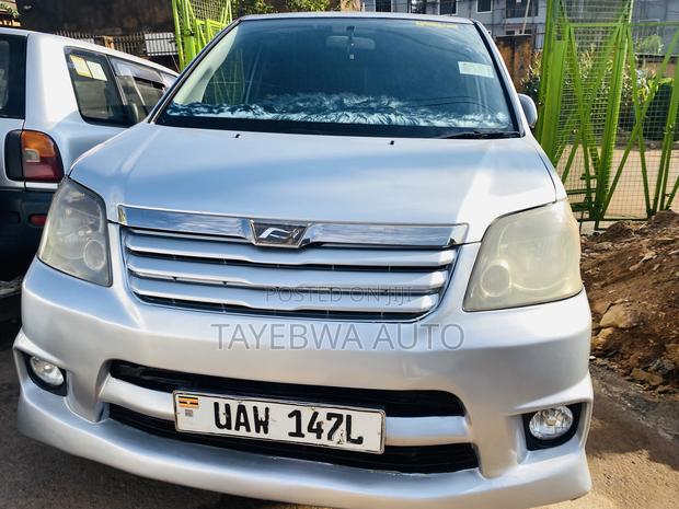 Toyota Noah 2004 Silver