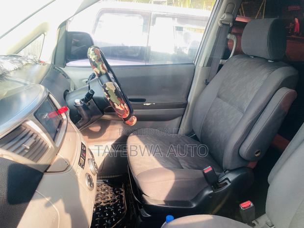 Toyota Noah 2004 Silver