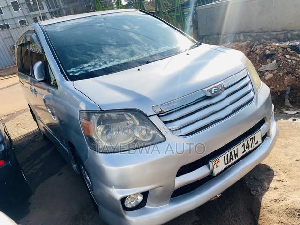 Toyota Noah 2004 Silver