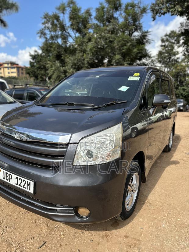 Toyota Noah 2009 Gray