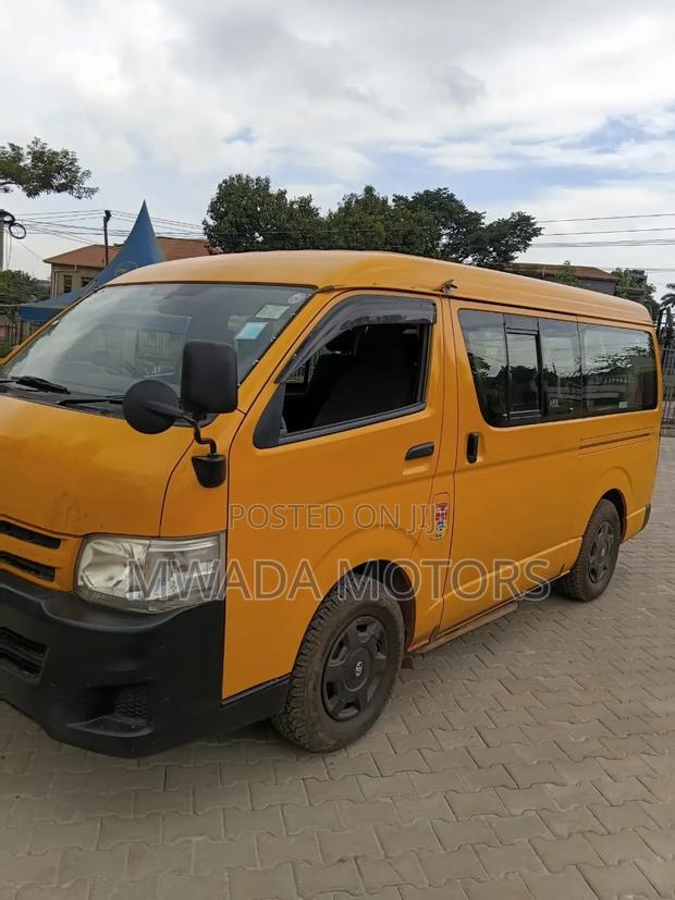 Toyota HiAce 2012 Yellow