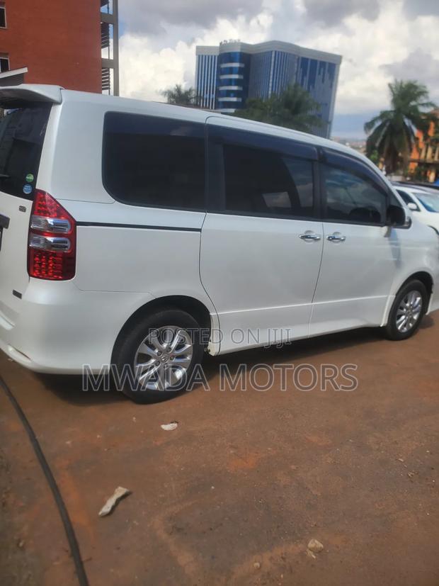 Toyota Noah 2012 White