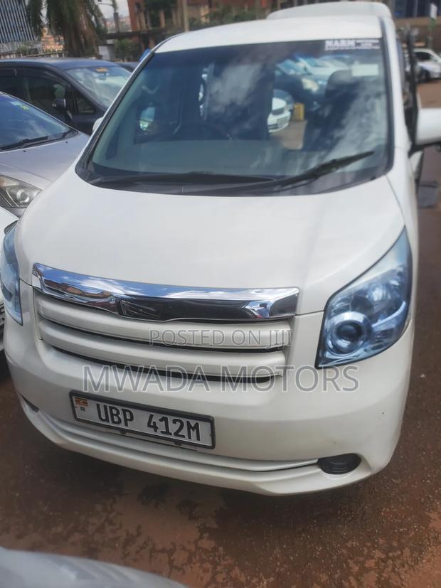 Toyota Noah 2010 White