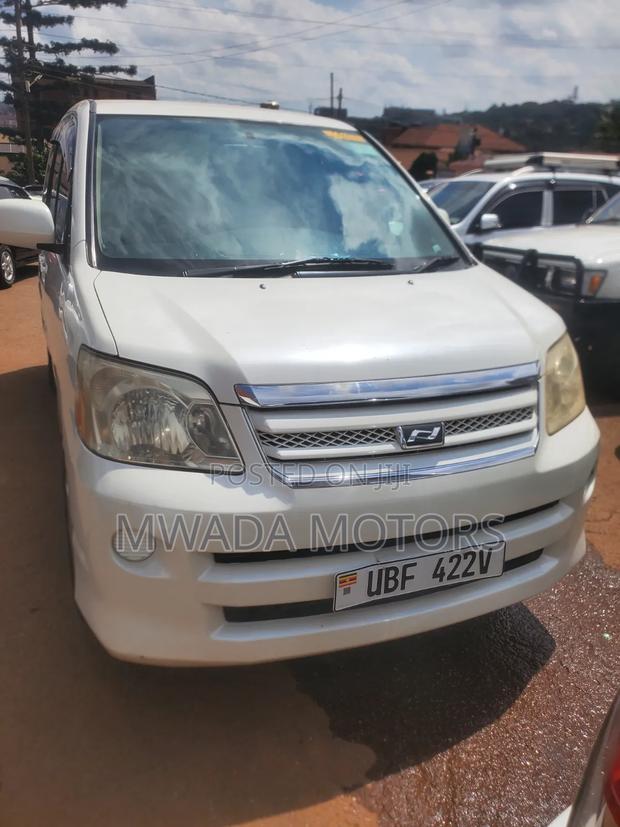 Toyota Noah 2005 White