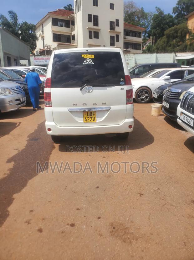 Toyota Noah 2005 White