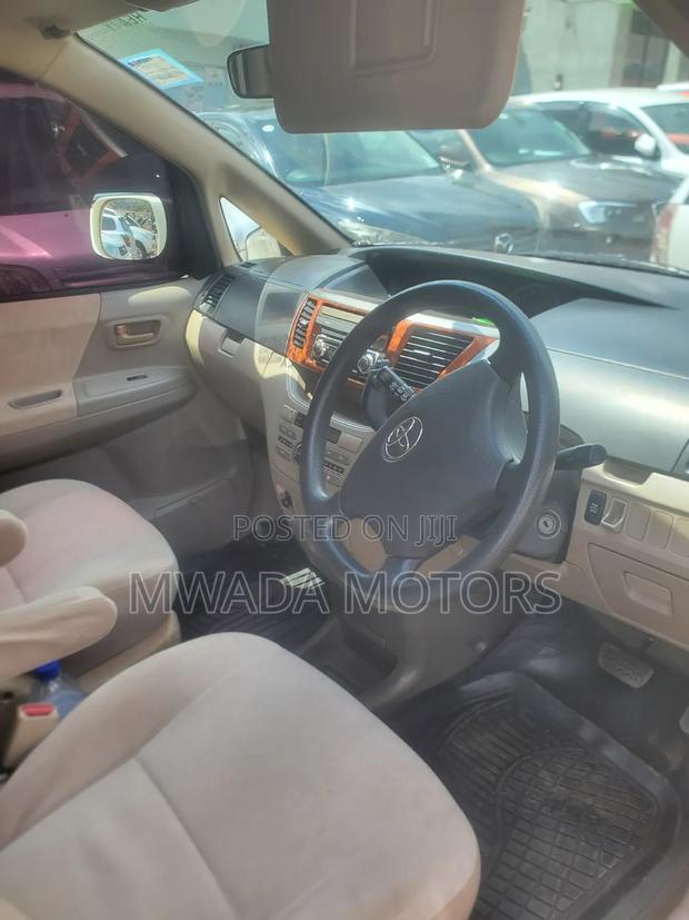 Toyota Noah 2005 White