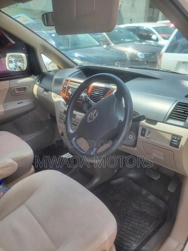 Toyota Noah 2005 White