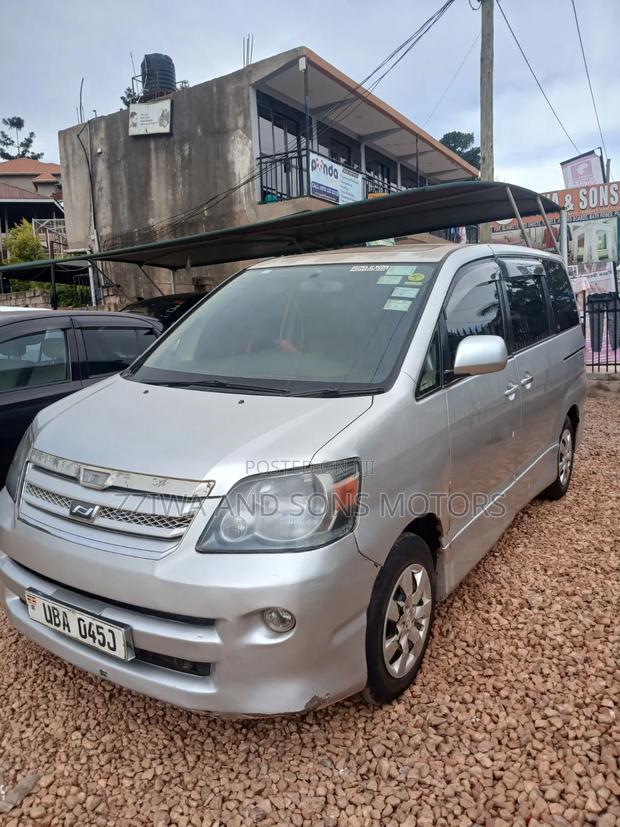 Toyota Noah 2.0 143hp AWD (8 Seater) 2007 Silver