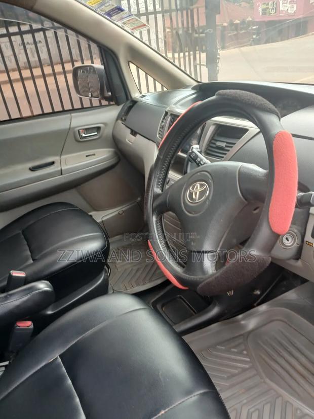 Toyota Noah 2.0 143hp AWD (8 Seater) 2007 Silver
