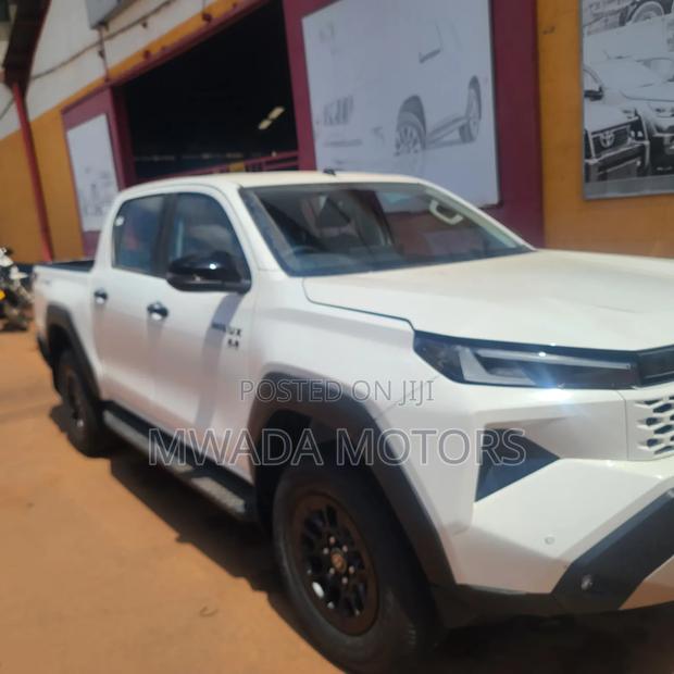 Toyota Hilux 2025 Black