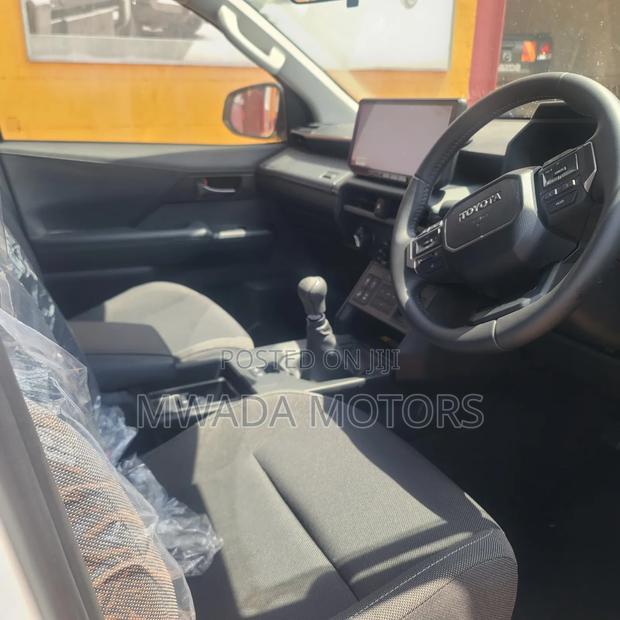 Toyota Hilux 2025 Black