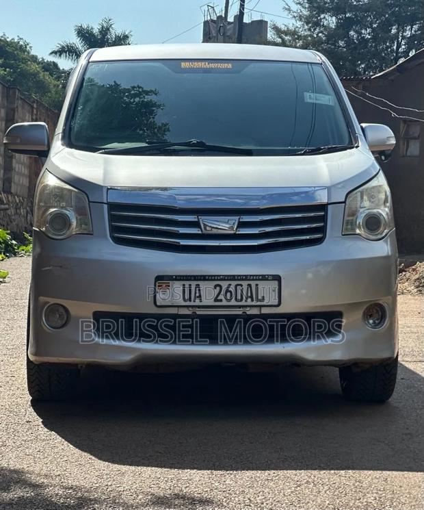 Toyota Noah 2.0 158hp FWD (7 Seater) 2011 Silver