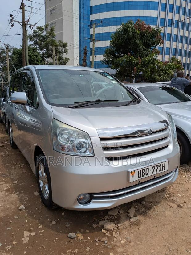 Toyota Noah 2011 Silver