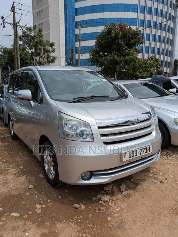 Toyota Noah 2011 Silver