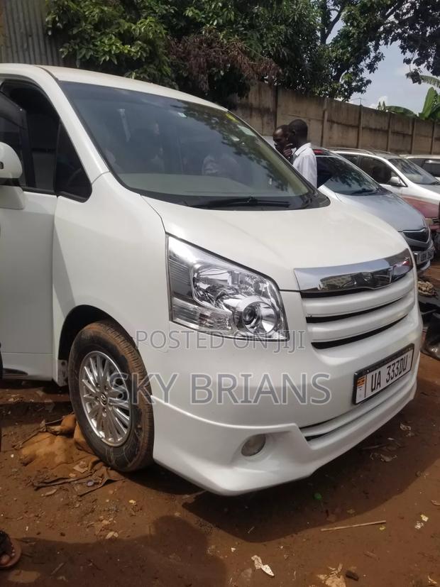 Toyota Noah 2.0 143hp AWD (7 Seater) 2010 White