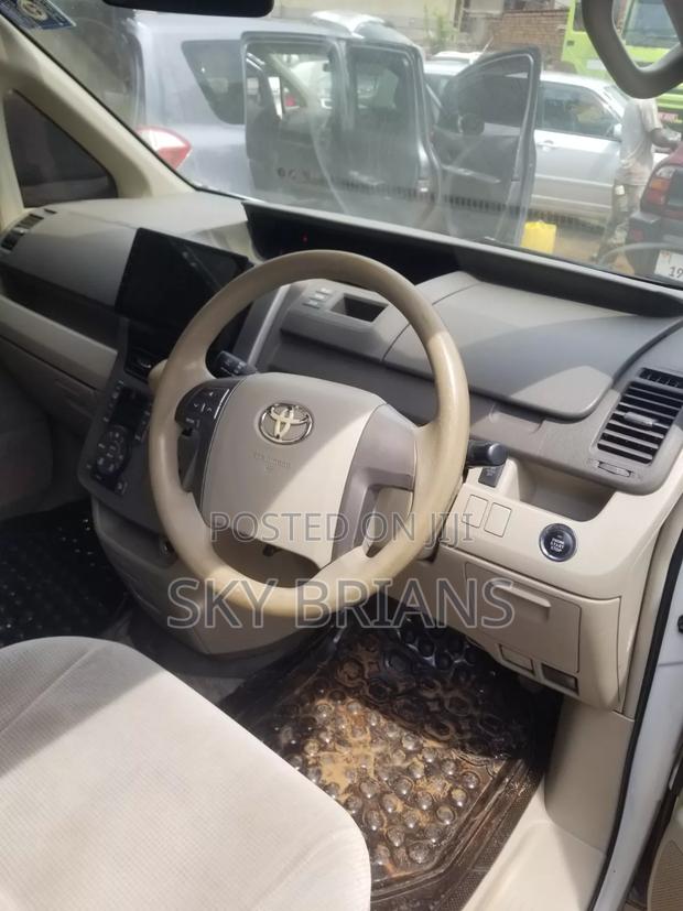 Toyota Noah 2.0 143hp AWD (7 Seater) 2010 White