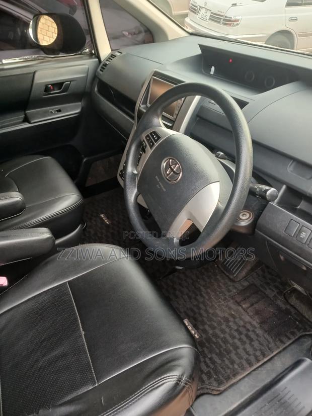 Toyota Noah 2.0 158hp AWD (7 Seater) 2010 Silver